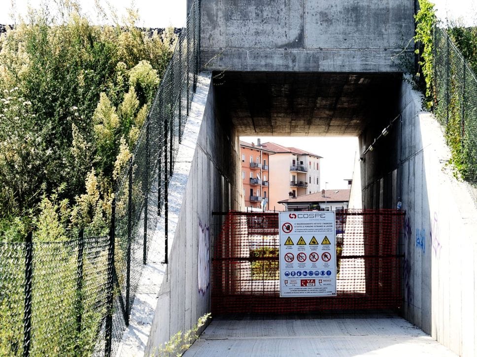 Parco Ovest, vandali ancora in azione: pali divelti da tre mesi