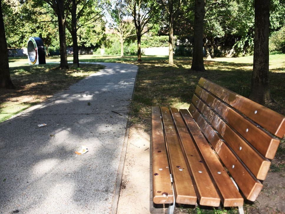 Parco Ovest, vandali ancora in azione: pali divelti da tre mesi