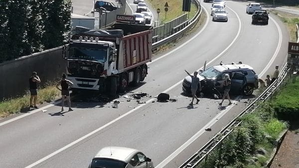 Scontro tra un tir e una Jeep a Gazzaniga: famiglia in ospedale, lunghe code in Valle Seriana fino le 19