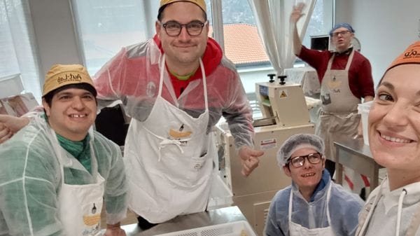 Con gli scarpinocc si produce autonomia. A Parre il pastificio che include lavorando