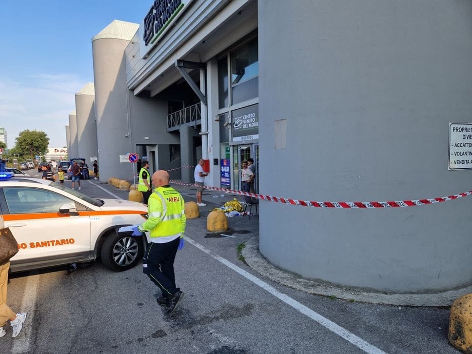 Donna accoltellata dall’ex marito fuori da un centro commerciale a Brescia: è grave