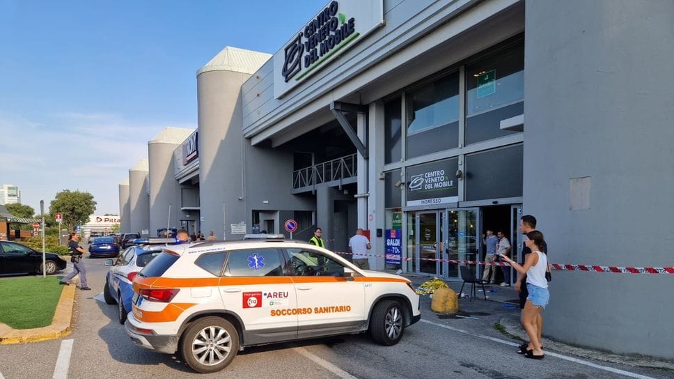 Donna accoltellata dall’ex marito fuori da un centro commerciale a Brescia: è grave