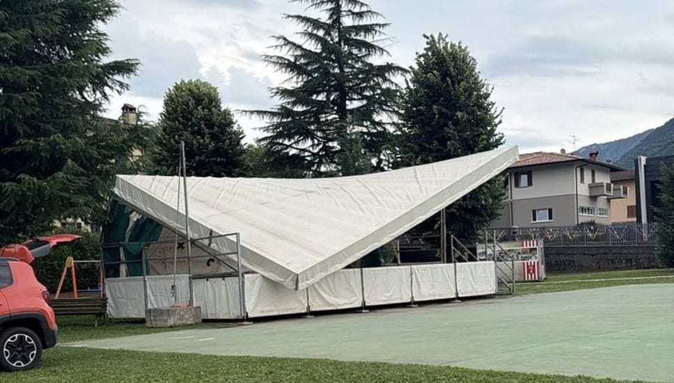 Il vento fa danni nella valli, sul lago onde e soccorsi. Ma il caldo per ora resta