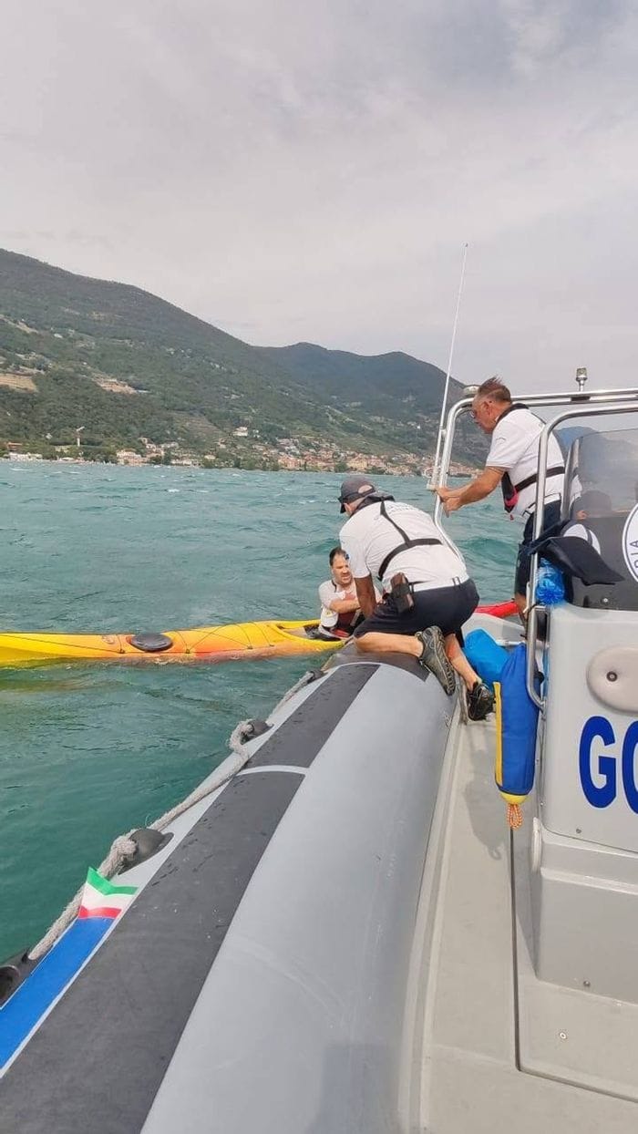 Il vento fa danni nella valli, sul lago onde e soccorsi. Ma il caldo per ora resta
