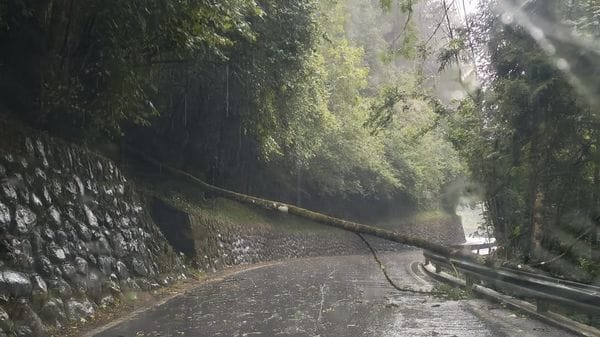 Il vento fa danni nella valli, sul lago onde e soccorsi. Ma il caldo per ora resta