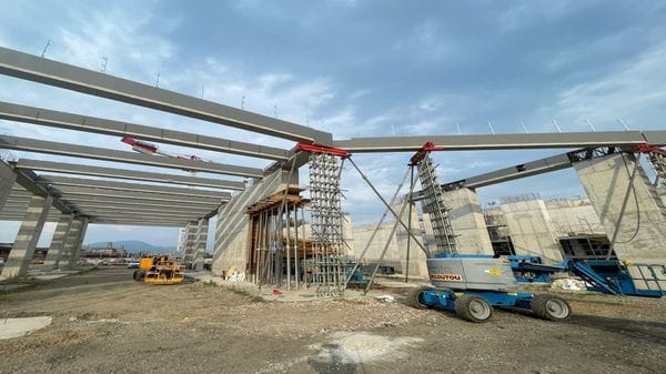 La nuova stazione di Bergamo prende quota sui binari. Ecco i pilastri del ponte che ricucirà la città