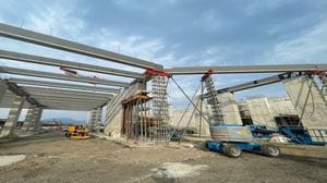La nuova stazione di Bergamo prende quota sui binari. Ecco i pilastri del ponte che ricucirà la città