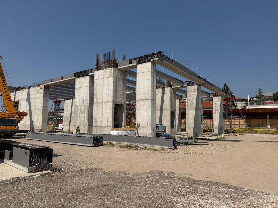 La nuova stazione di Bergamo prende quota sui binari. Ecco i pilastri del ponte che ricucirà la città - Foto