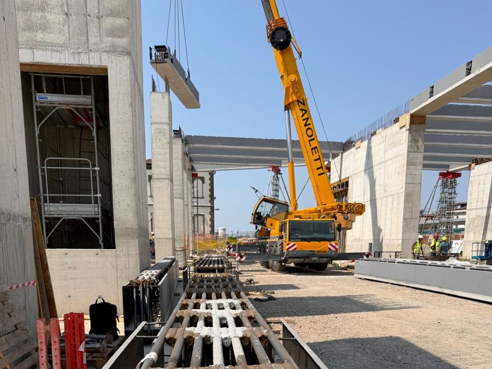 La nuova stazione di Bergamo prende quota sui binari. Ecco i pilastri del ponte che ricucirà la città - Foto