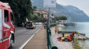 Perde i sensi nel lago a Tavernola, carabinieri e bagnanti in suo soccorso: è grave