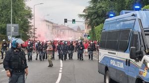 Bergamo, sequestrati 45 chili di fumogeni e fuochi d’artificio a due tifosi israeliani