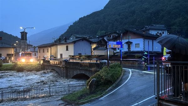 Chiuso il ponte di Fiumenero: Valbondione isolata. I rifugisti del Coca: non salite - Foto e video