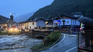 Chiuso il ponte di Fiumenero: Valbondione isolata. I rifugisti del Coca: non salite - Foto e video
