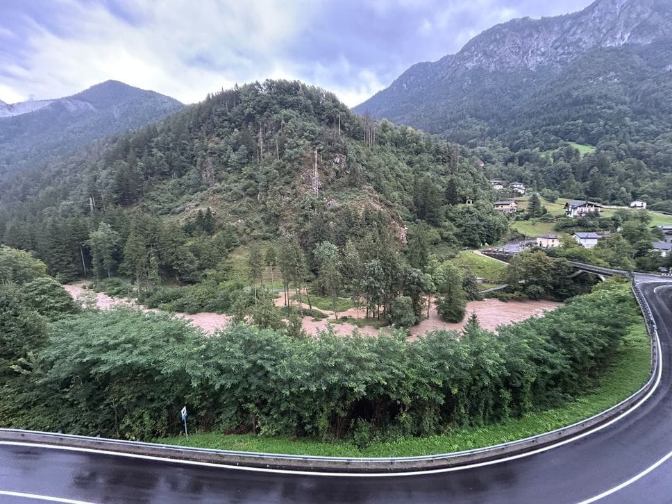 Chiuso il ponte di Fiumenero: Valbondione isolato. I rifugisti del Coca: non salite - Foto e video