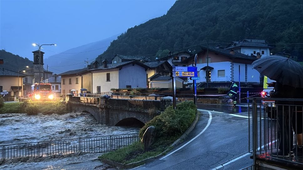 Chiuso il ponte di Fiumenero: Valbondione isolato. I rifugisti del Coca: non salite - Foto e video