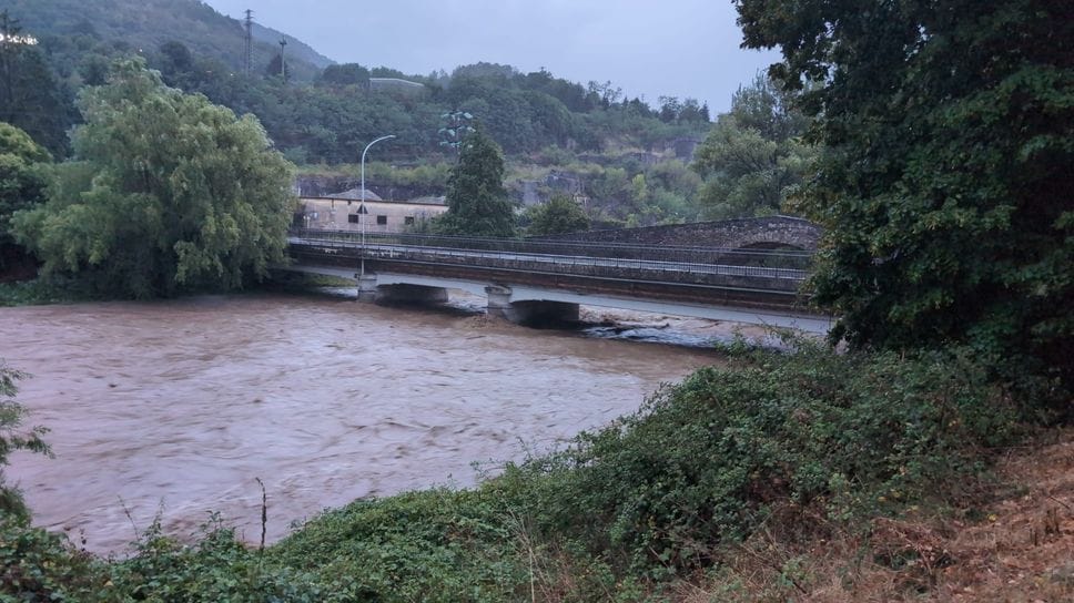 Chiuso il ponte di Fiumenero: Valbondione isolato. I rifugisti del Coca: non salite - Foto e video