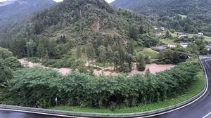 Fiumenero e Gandellino, il Serio esonda lungo la ciclopedonale. Chiuso il ponte di Albino - Foto e video
