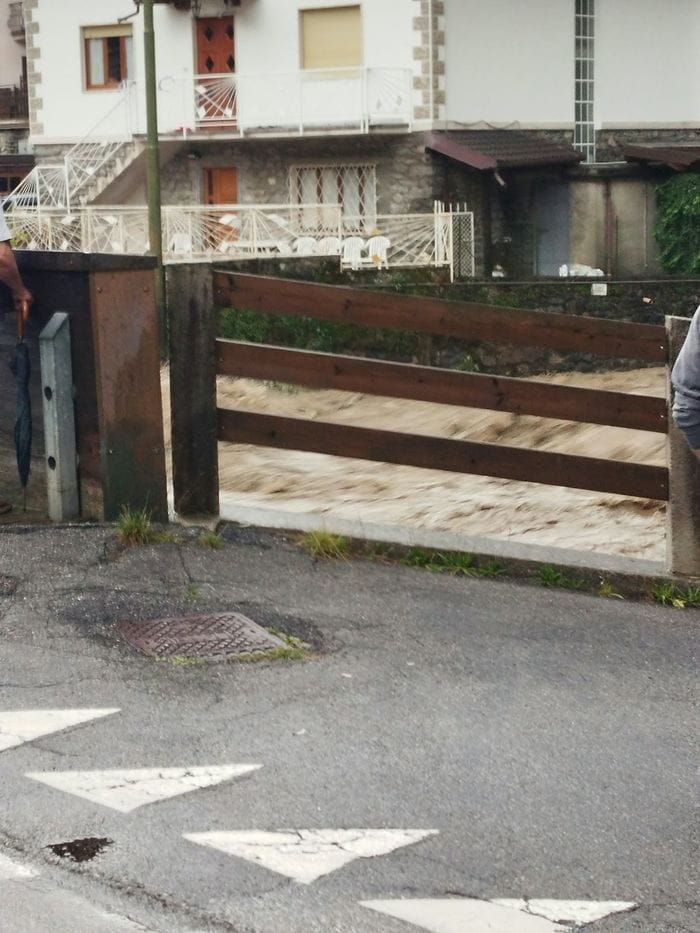 Fiumenero e Gandellino, il Serio esonda lungo la ciclopedonale. Sotto osservazione il livello a Cene, Albino e Alzano - Foto e video