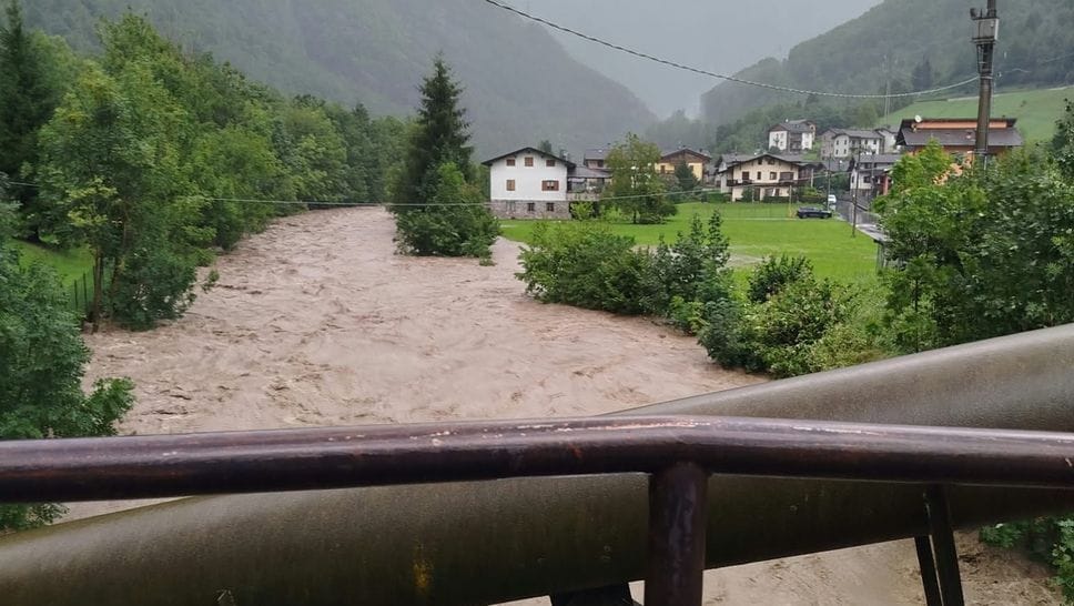 Fiumenero e Gandellino, il Serio esonda lungo la ciclopedonale. Sotto osservazione il livello a Cene, Albino e Alzano - Foto e video