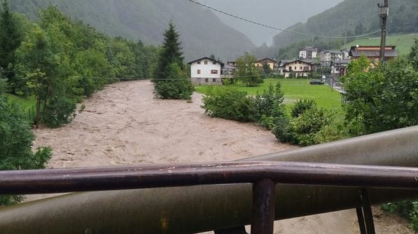 Fiumenero e Gandellino, il Serio esonda lungo la ciclopedonale. Sotto osservazione il livello a Cene, Albino e Alzano - Foto e video