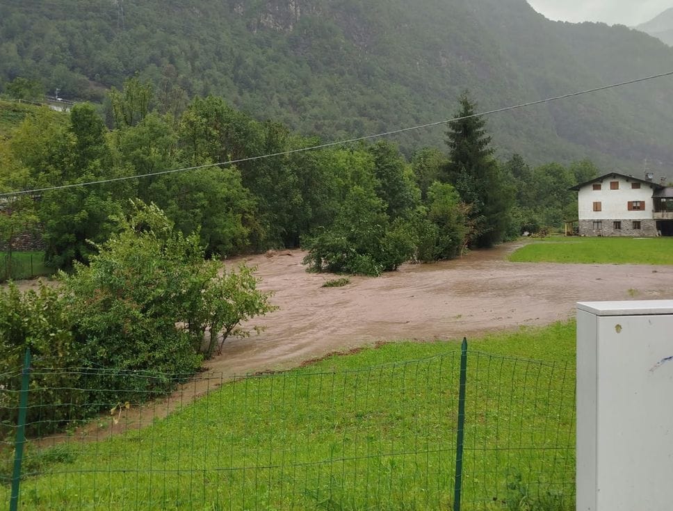 Fiumenero e Gandellino, il Serio esonda lungo la ciclopedonale. Sotto osservazione il livello a Cene, Albino e Alzano - Foto e video