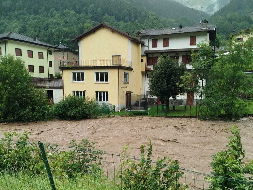 Fiumenero e Gandellino, il Serio esonda lungo la ciclopedonale. Sotto osservazione il livello a Cene, Albino e Alzano - Foto e video