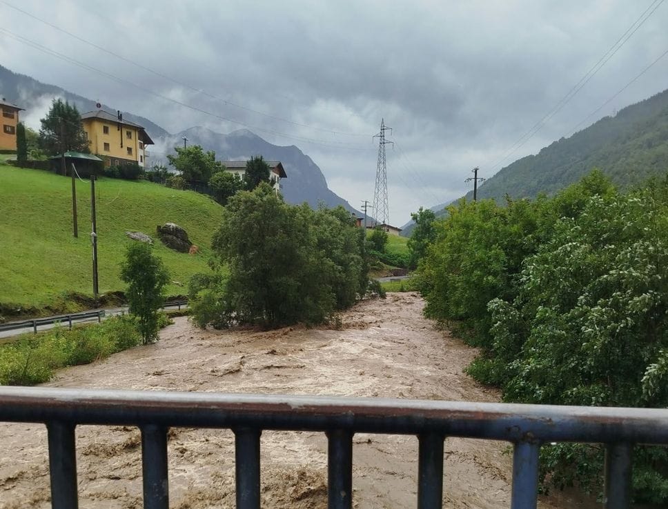 Fiumenero e Gandellino, il Serio esonda lungo la ciclopedonale. Sotto osservazione il livello a Cene, Albino e Alzano - Foto e video