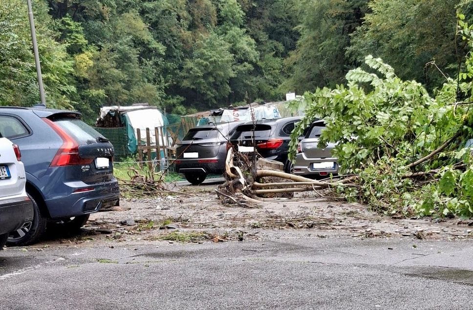 Frane nella valli: a Parre chiusa via Libertà e a Branzi detriti sulle auto nel parcheggio -Foto