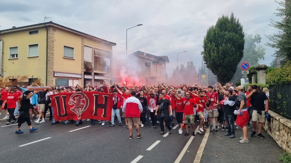 Hapoel Tel Aviv a Bergamo, tifosi in corteo verso lo stadio.  Una cinquantina di  Pro Pal in via Pitentino - Foto e video