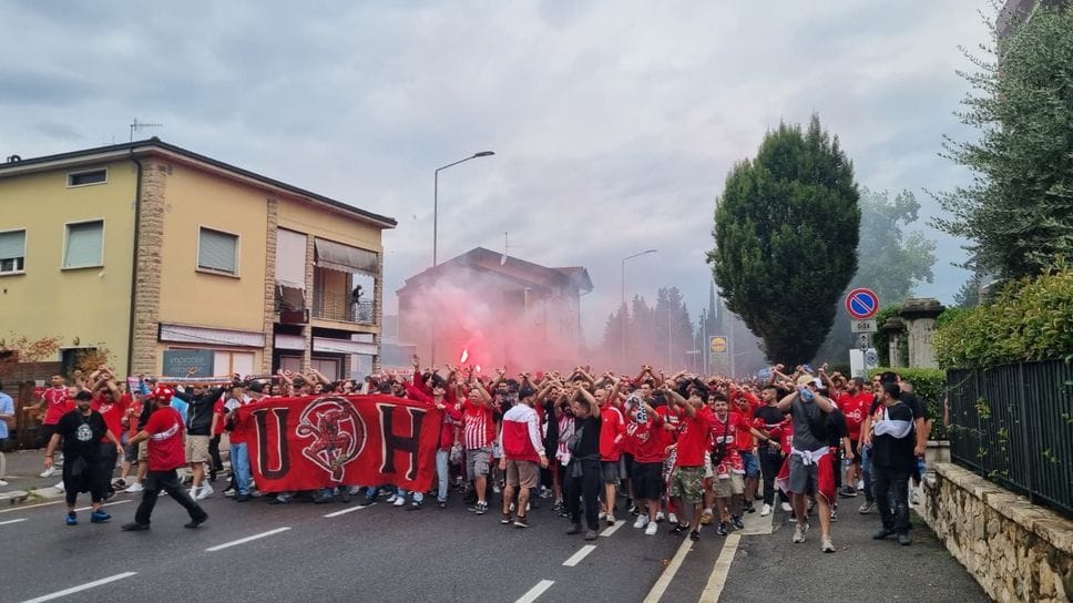 Hapoel Tel Aviv a Bergamo, tifosi in corteo verso lo stadio.  Una cinquantina di  Pro Pal in via Pitentino - Foto e video