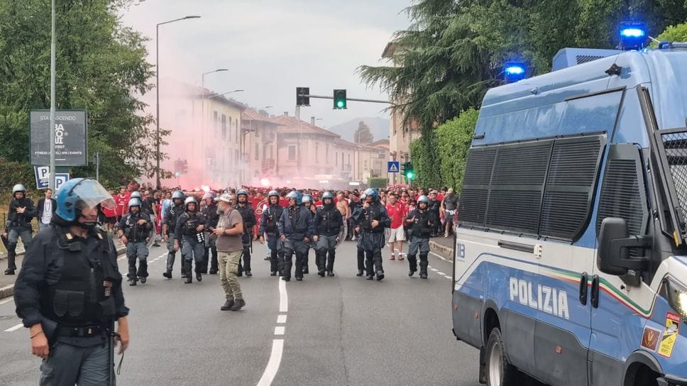 Hapoel Tel Aviv a Bergamo, tifosi in corteo verso lo stadio.  Una cinquantina di  Pro Pal in via Pitentino - Foto e video