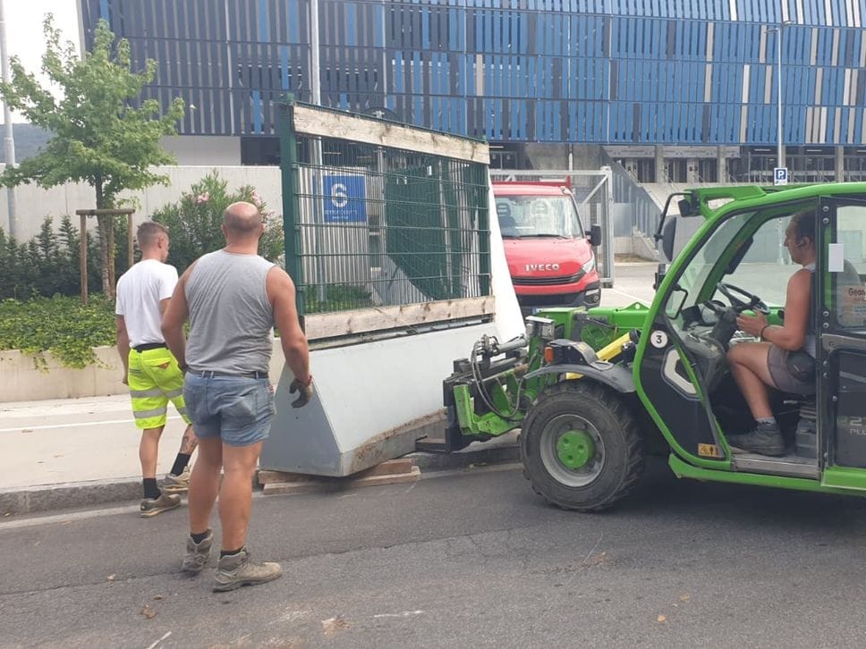 Hapoel Tel Aviv a Bergamo, tifosi in corteo verso lo stadio.  Una cinquantina di  Pro Pal in via Pitentino - Foto e video