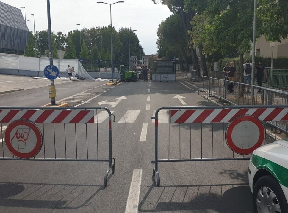 Hapoel Tel Aviv a Bergamo, tifosi in corteo verso lo stadio.  Una cinquantina di  Pro Pal in via Pitentino - Foto e video