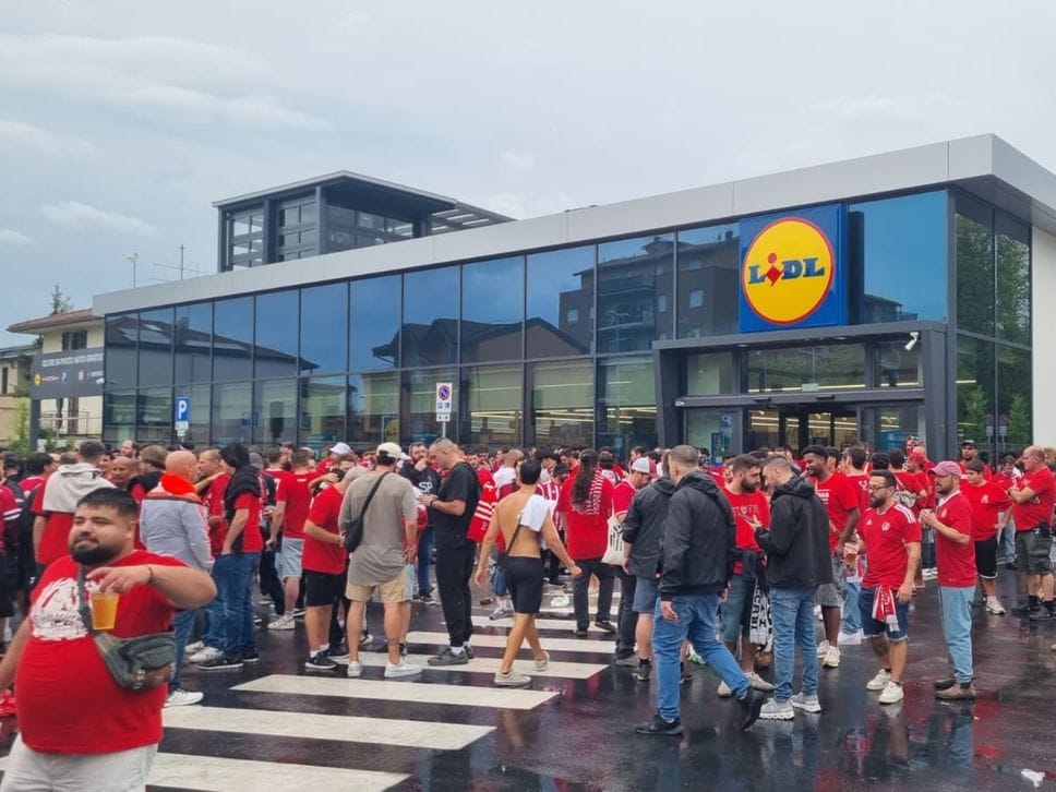 Hapoel Tel Aviv a Bergamo, tifosi in corteo verso lo stadio.  Una cinquantina di  Pro Pal in via Pitentino - Foto e video