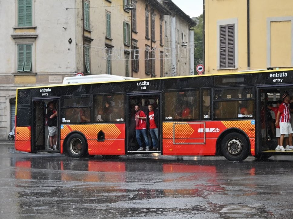 Hapoel Tel Aviv a Bergamo, tifosi in corteo verso lo stadio.  Una cinquantina di  Pro Pal in via Pitentino - Foto e video
