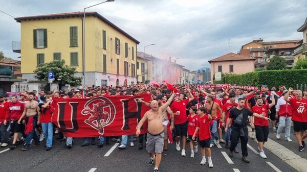 Hapoel Tel Aviv a Bergamo, tifosi in corteo verso lo stadio.  Una cinquantina di  Pro Pal in via Pitentino - Foto e video