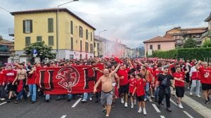 Hapoel Tel Aviv a Bergamo, tifosi in corteo verso lo stadio.  Una cinquantina di  Pro Pal in via Pitentino - Foto e video