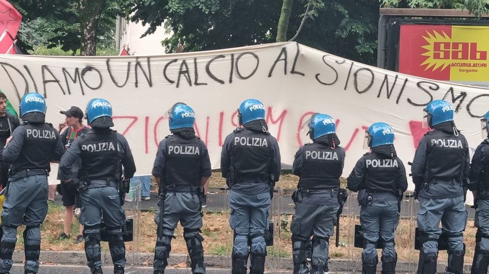 Hapoel Tel Aviv a Bergamo, tifosi in corteo verso lo stadio.  Una cinquantina di  Pro Pal in via Pitentino - Foto e video