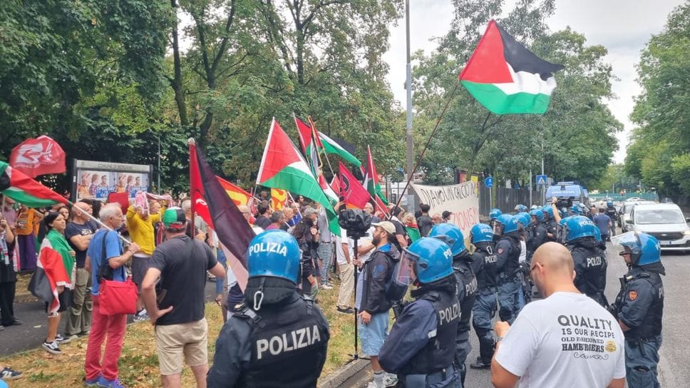 Hapoel Tel Aviv a Bergamo, tifosi in corteo verso lo stadio.  Una cinquantina di  Pro Pal in via Pitentino - Foto e video
