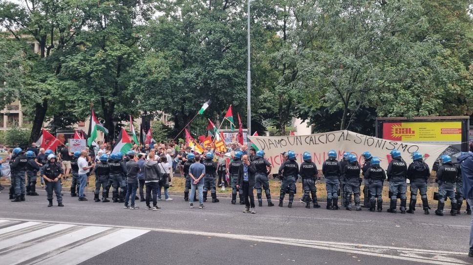 Hapoel Tel Aviv a Bergamo, tifosi in corteo verso lo stadio.  Una cinquantina di  Pro Pal in via Pitentino - Foto e video