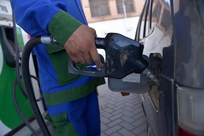 La benzina schizza sopra 2 euro al litro
