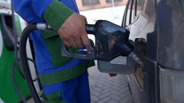 La benzina schizza sopra 2 euro al litro