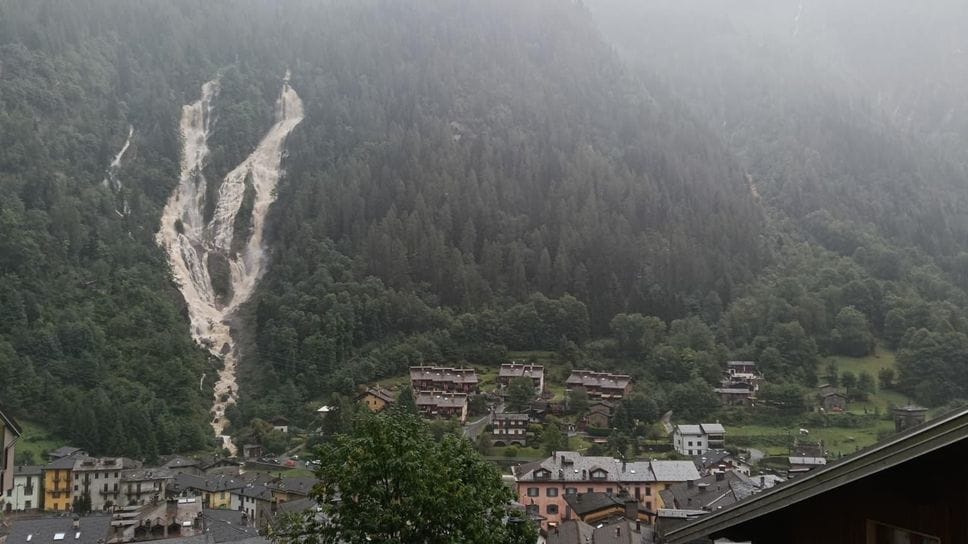 Maltempo, frane in Valle Brembana: isolati Branzi, Valleve, Carona e Foppolo - Foto e video