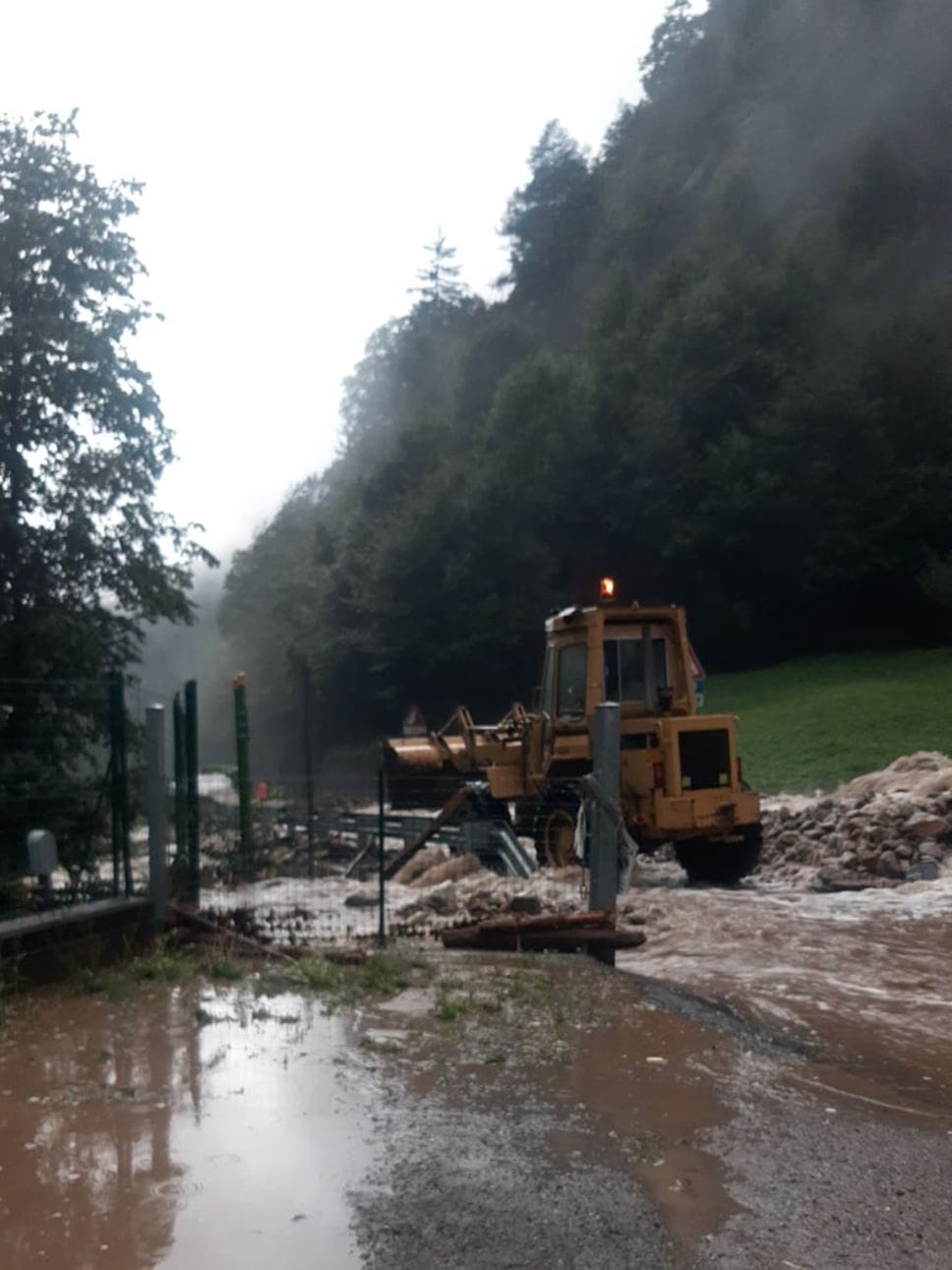 Maltempo, frane in Valle Brembana: isolati Branzi, Valleve, Carona e Foppolo - Foto e video