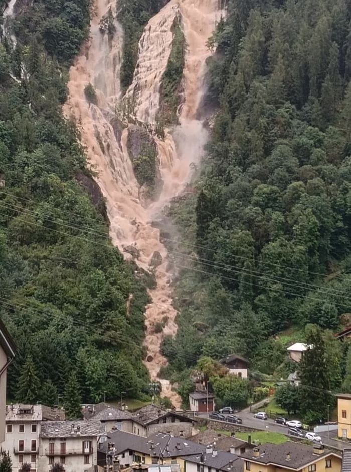 Maltempo, frane in Valle Brembana: isolati Branzi, Valleve, Carona e Foppolo - Foto e video