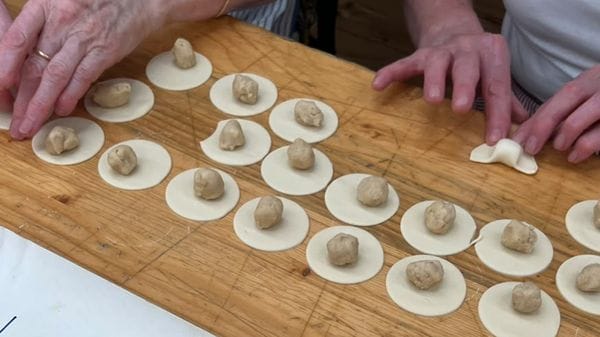 Scarpinòcc, 60 anni con la Sagra di Parre: al lavoro per 120mila ravioli