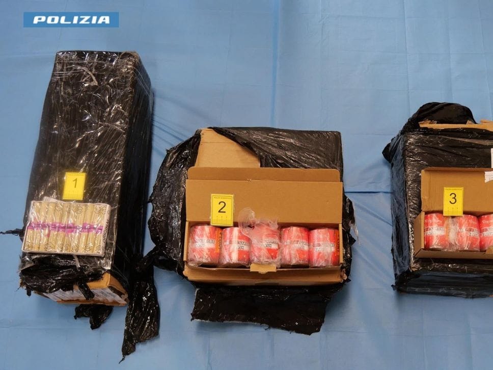 Bergamo, sequestrati 45 chili di fumogeni e fuochi d’artificio a due tifosi israeliani