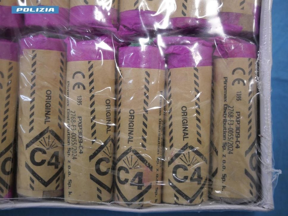 Bergamo, sequestrati 45 chili di fumogeni e fuochi d’artificio a due tifosi israeliani