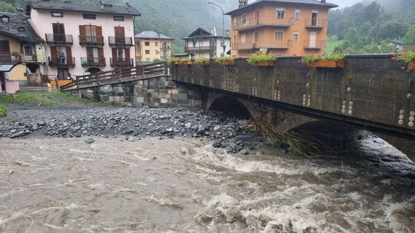 Maltempo, riaperta la strada per Valbondione. Restano isolati 5 comuni dell’alta Val Brembana - Foto e video