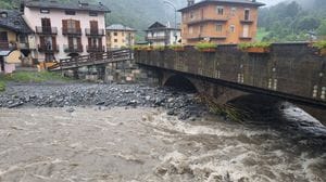 Maltempo, riaperta la strada per Valbondione. Restano isolati 5 comuni dell’alta Val Brembana - Foto e video